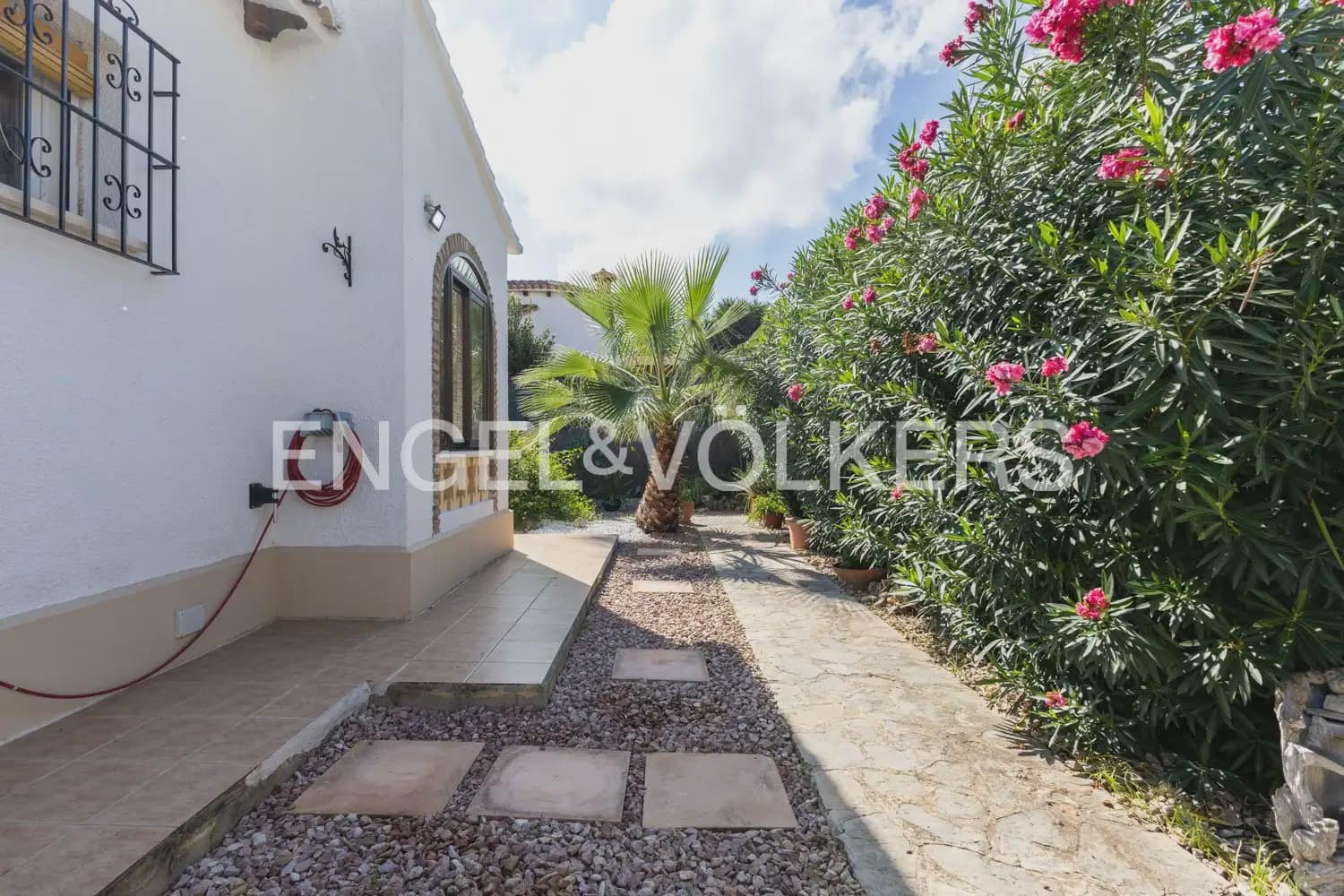 5 bedroom Villa for sale in Els Poblets with garage - € 350,000 (Ref: 10165792)