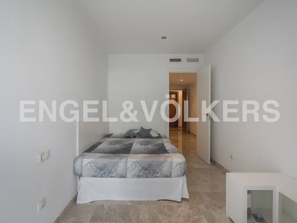 3 bedroom Flat for rent in Paterna with pool garage - € 1,750 (Ref: 10166986)