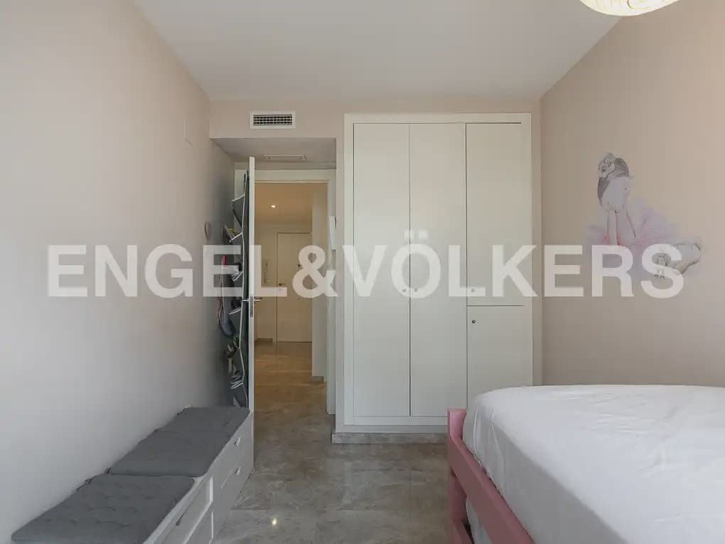 3 bedroom Flat for rent in Paterna with pool garage - € 1,750 (Ref: 10166986)