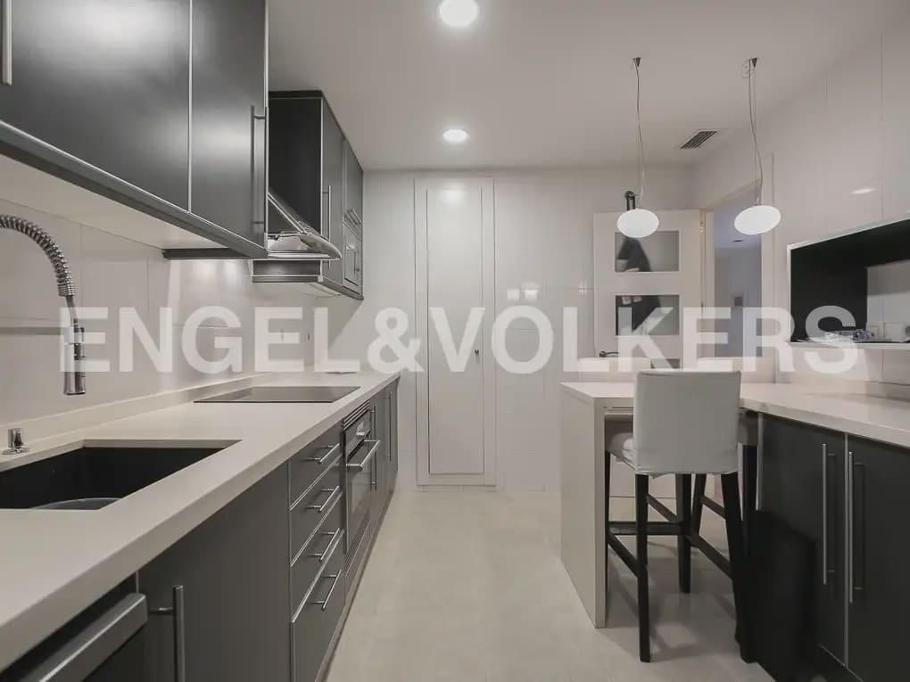 3 bedroom Flat for rent in Paterna with pool garage - € 1,750 (Ref: 10166986)