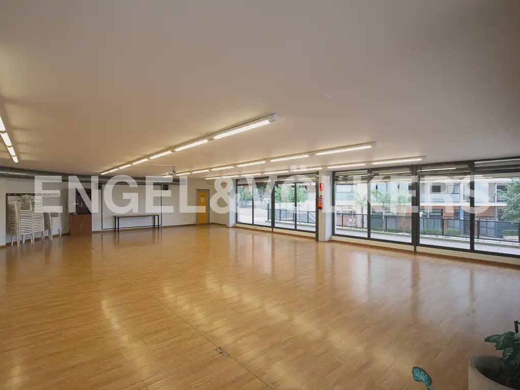 3 bedroom Flat for rent in Paterna with pool garage - € 1,750 (Ref: 10166986)