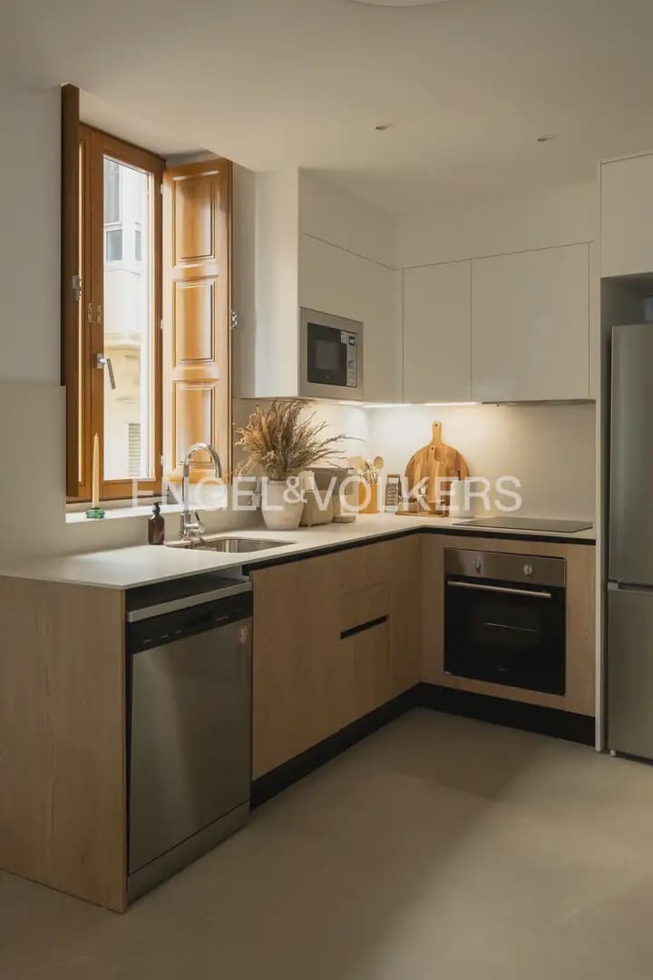 2 bedroom Flat for rent in Valencia city - € 2,000 (Ref: 10166987)