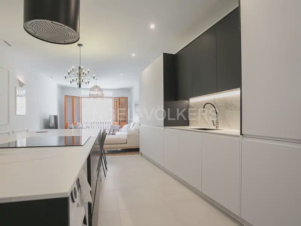 2 bedroom Flat for rent in Valencia city - € 2,400 (Ref: 10170425)