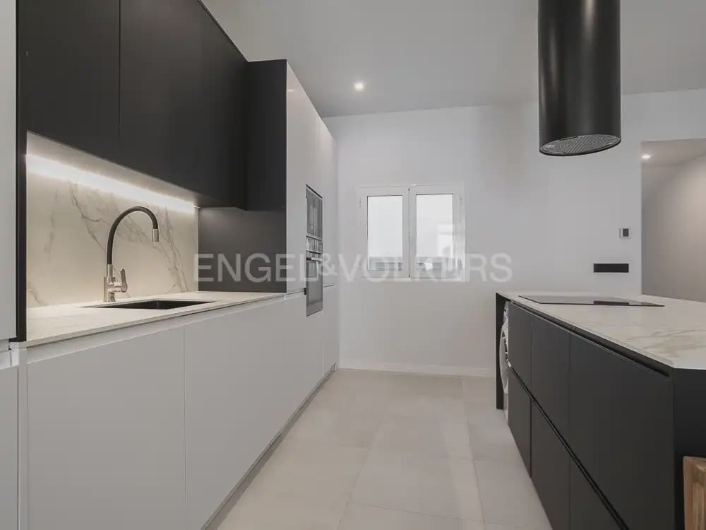2 bedroom Flat for rent in Valencia city - € 2,400 (Ref: 10170425)