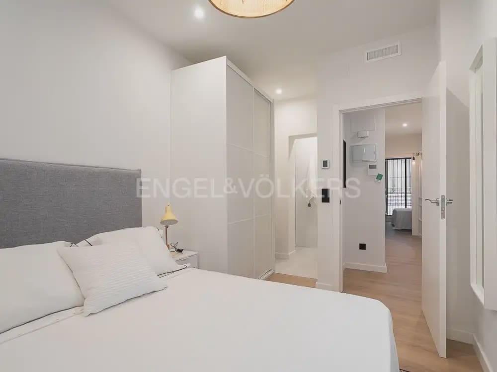 2 bedroom Flat for rent in Valencia city - € 2,400 (Ref: 10170425)