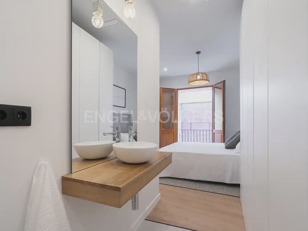 2 bedroom Flat for rent in Valencia city - € 2,400 (Ref: 10170425)