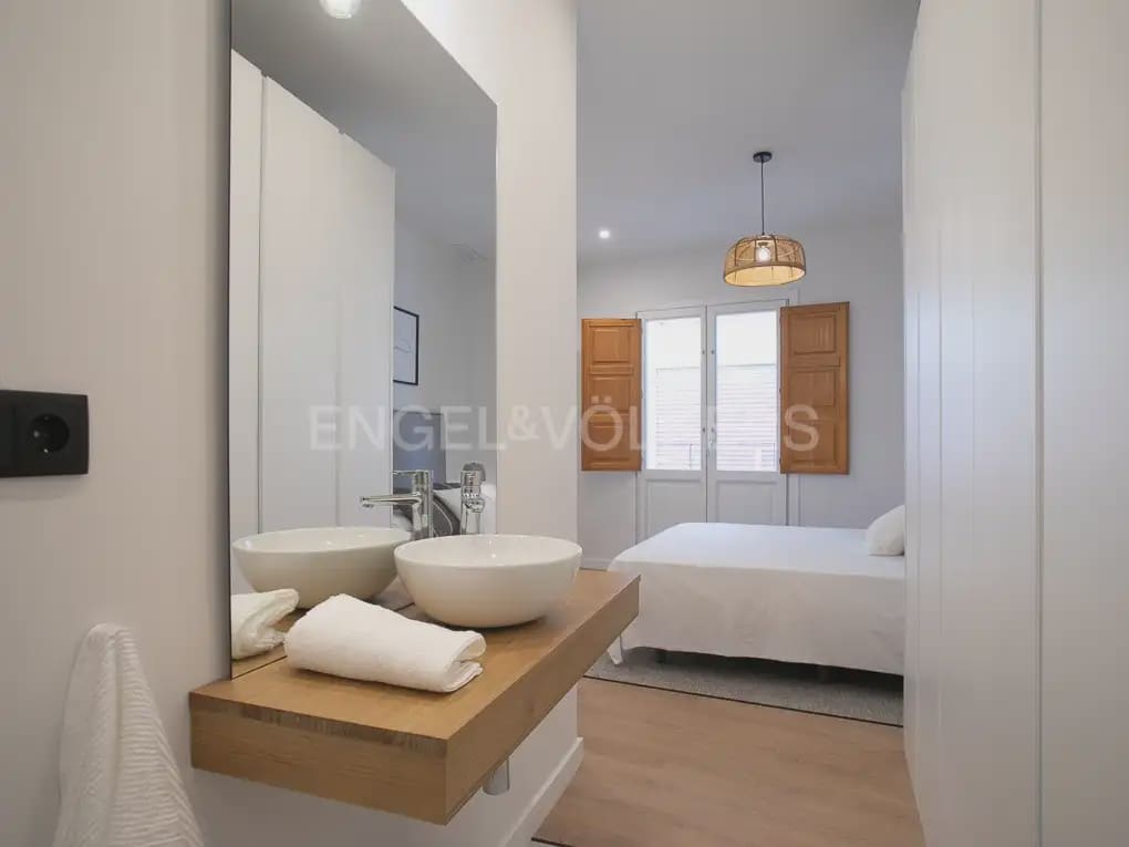 2 bedroom Flat for rent in Valencia city - € 2,400 (Ref: 10170425)