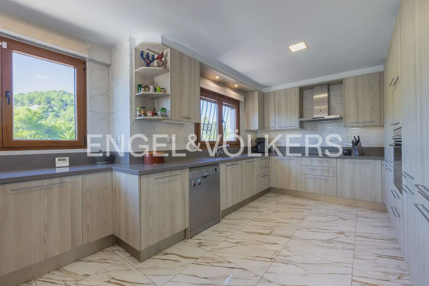 4 Zimmer Villa zu verkaufen in Oliva mit Pool Garage - 675.000 € (Ref: 10172163)