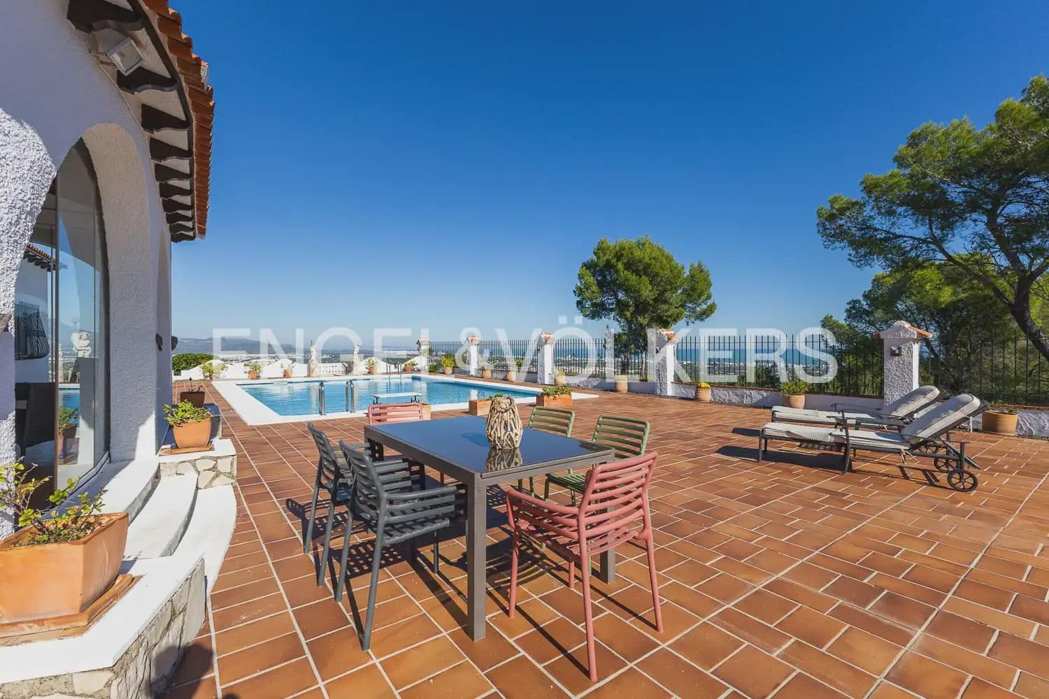 4 Zimmer Villa zu verkaufen in Oliva mit Pool Garage - 675.000 € (Ref: 10172163)