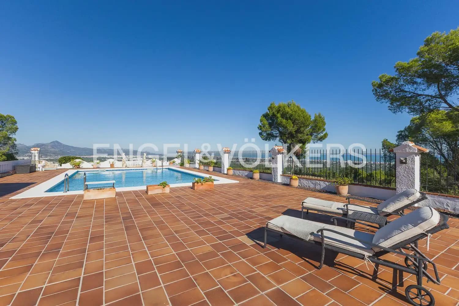 4 Zimmer Villa zu verkaufen in Oliva mit Pool Garage - 675.000 € (Ref: 10172163)