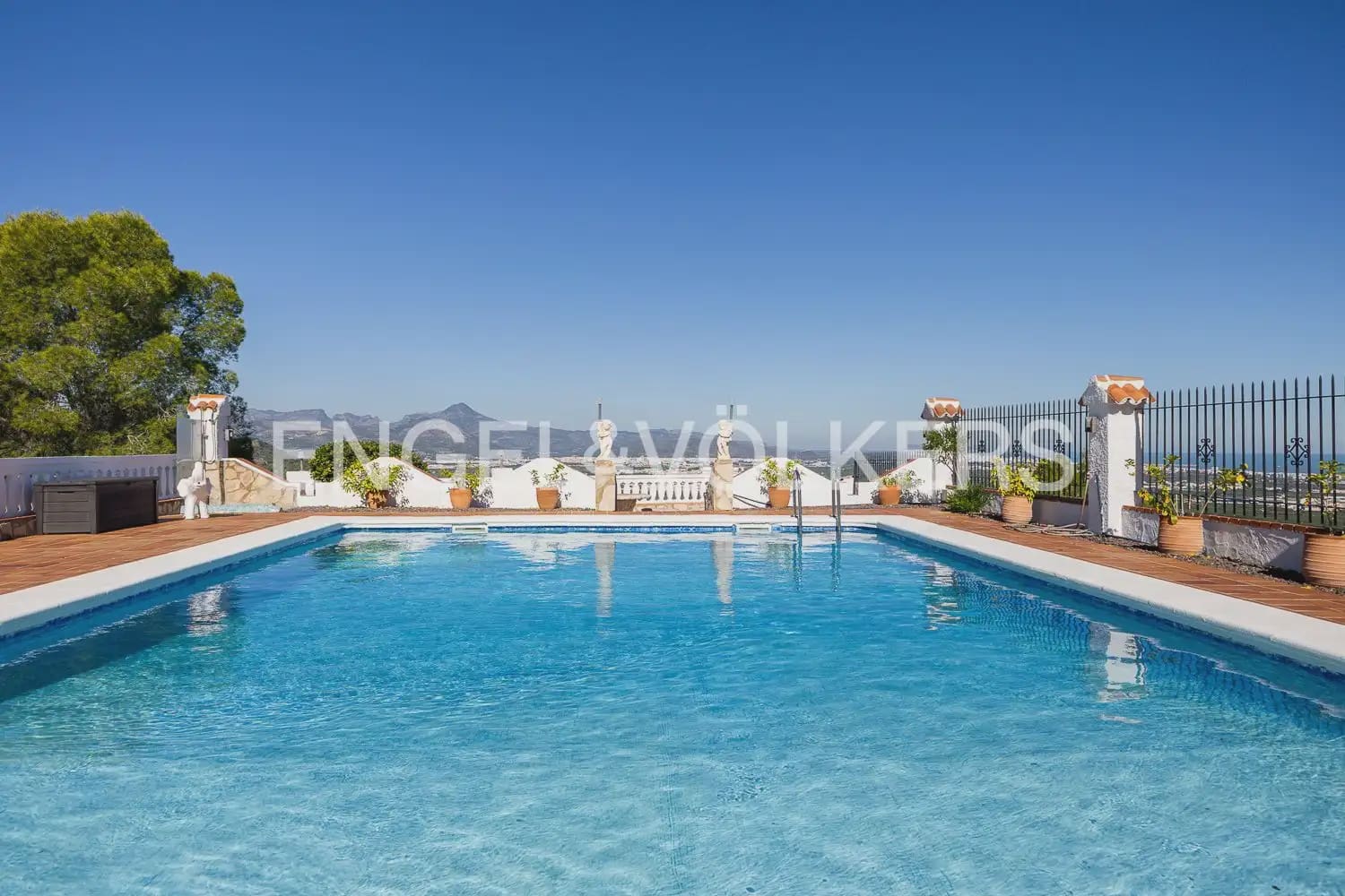 4 Zimmer Villa zu verkaufen in Oliva mit Pool Garage - 675.000 € (Ref: 10172163)