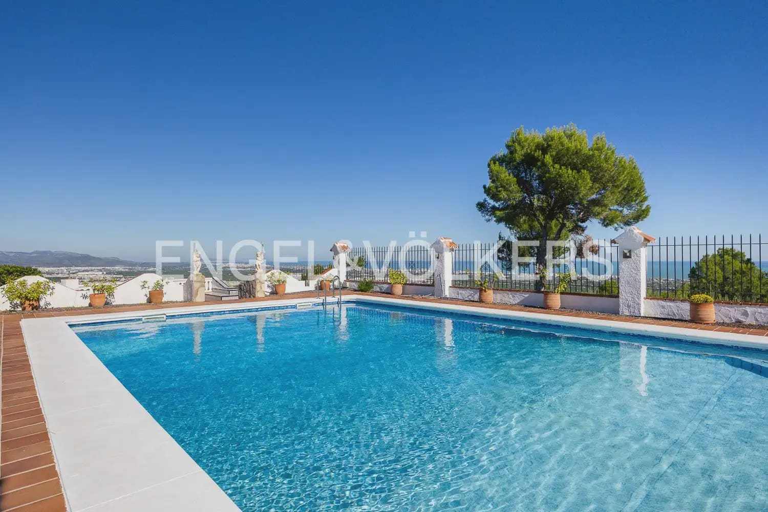 4 Zimmer Villa zu verkaufen in Oliva mit Pool Garage - 675.000 € (Ref: 10172163)