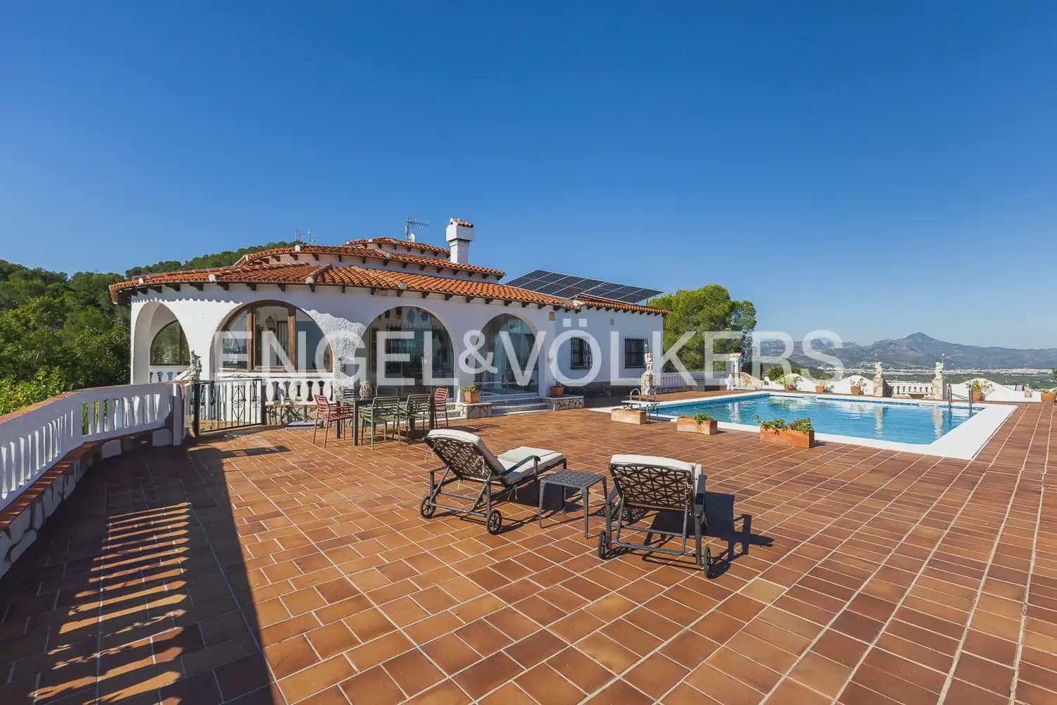 4 Zimmer Villa zu verkaufen in Oliva mit Pool Garage - 675.000 € (Ref: 10172163)