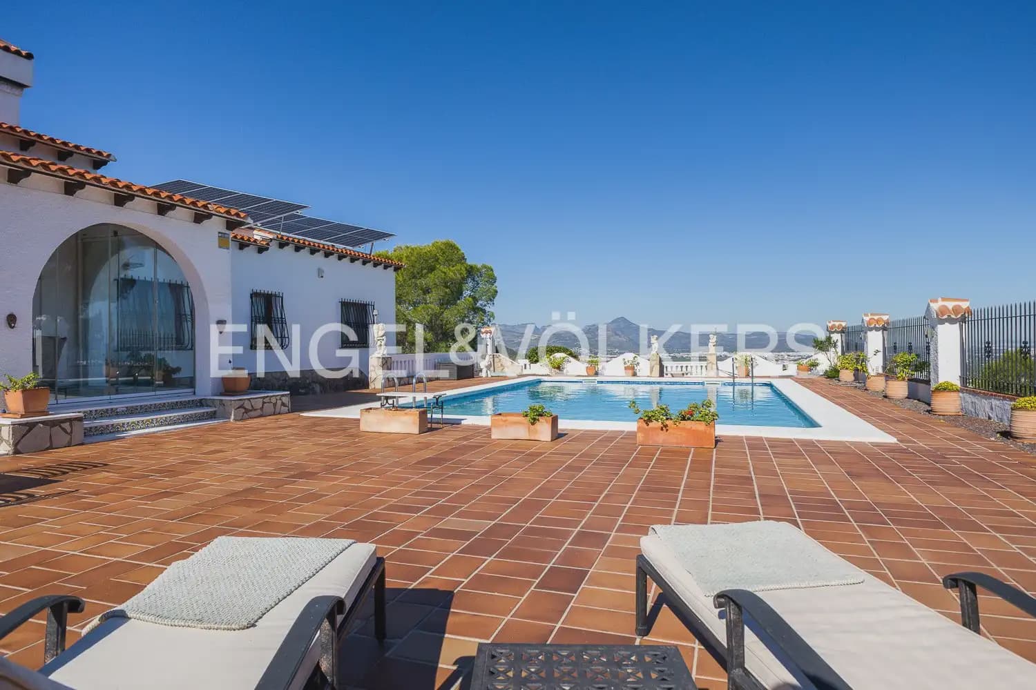 4 Zimmer Villa zu verkaufen in Oliva mit Pool Garage - 675.000 € (Ref: 10172163)