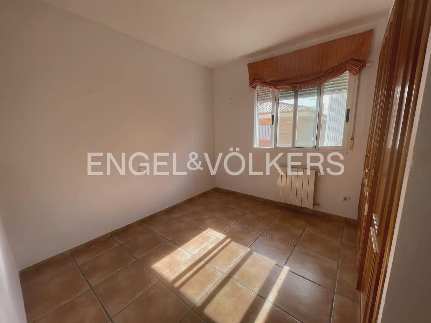 3 Zimmer Reihenhaus zu vermieten in Moncada mit Pool Garage - 1.800 € (Ref: 10177415)