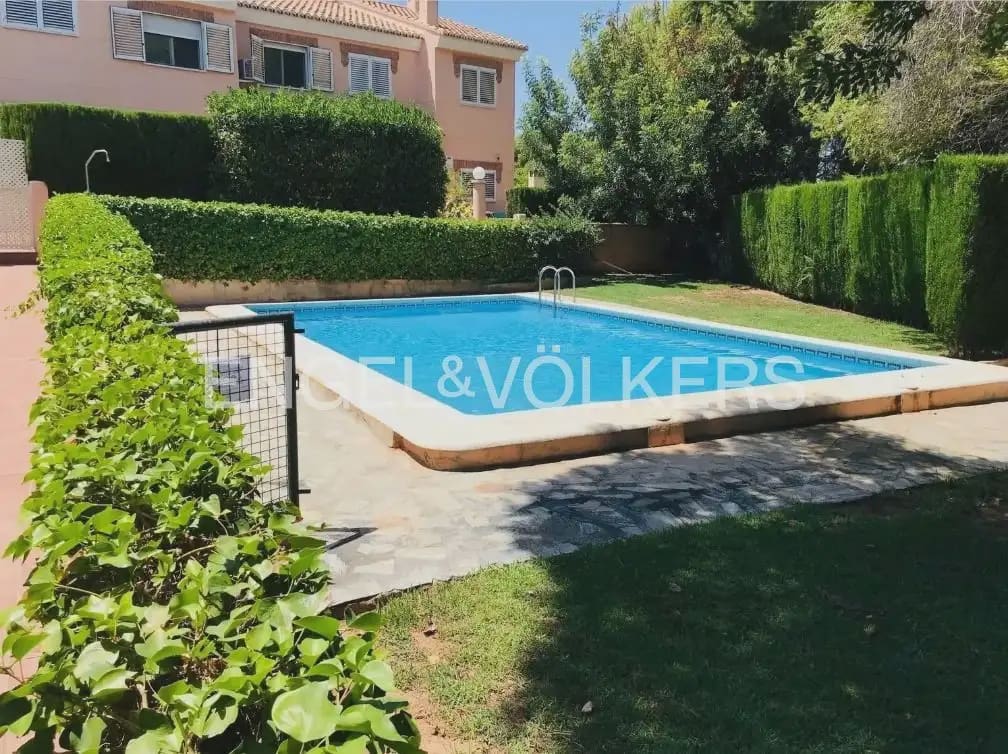 3 Zimmer Reihenhaus zu vermieten in Moncada mit Pool Garage - 1.800 € (Ref: 10177415)