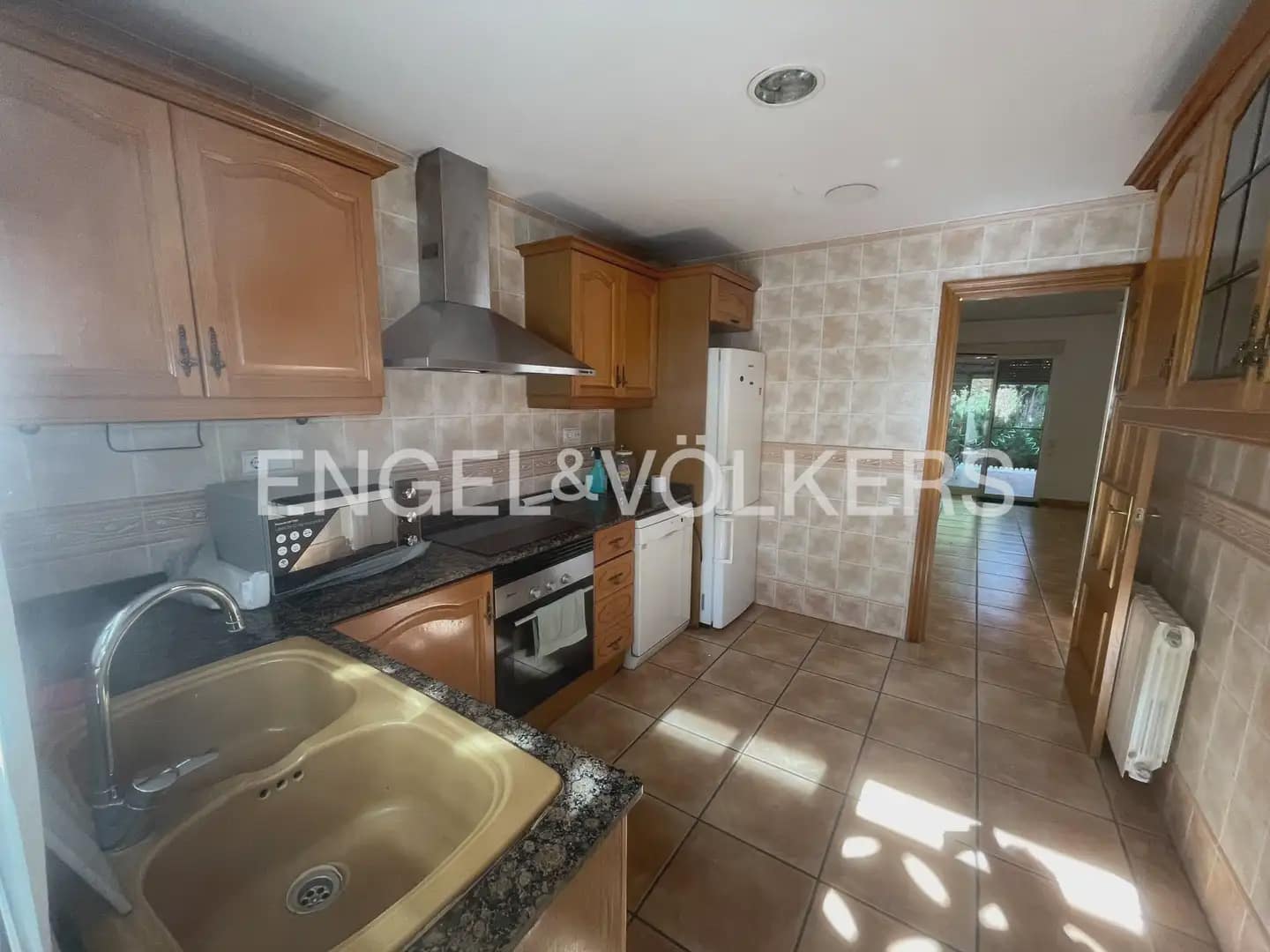 3 Zimmer Reihenhaus zu vermieten in Moncada mit Pool Garage - 1.800 € (Ref: 10177415)