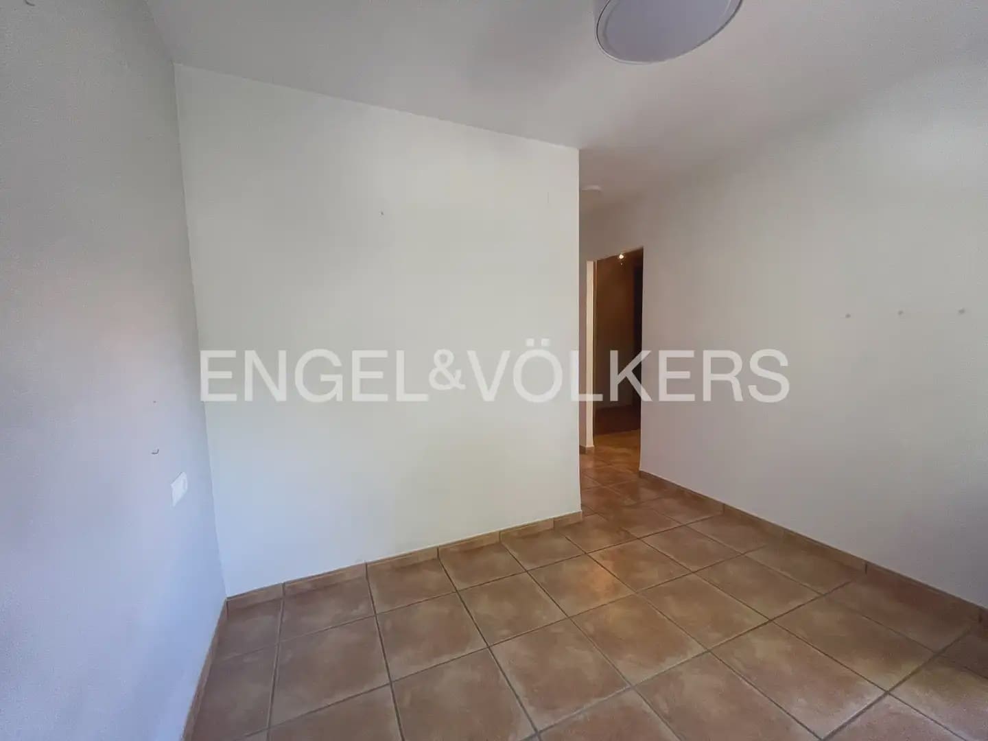 3 Zimmer Reihenhaus zu vermieten in Moncada mit Pool Garage - 1.800 € (Ref: 10177415)