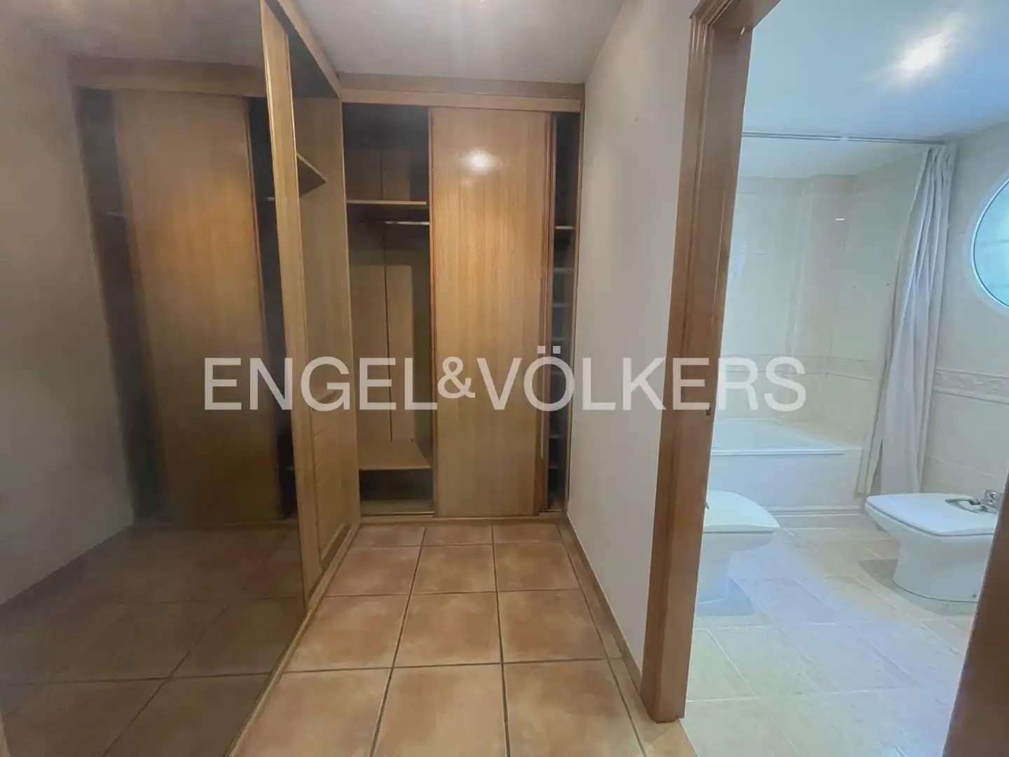 3 Zimmer Reihenhaus zu vermieten in Moncada mit Pool Garage - 1.800 € (Ref: 10177415)