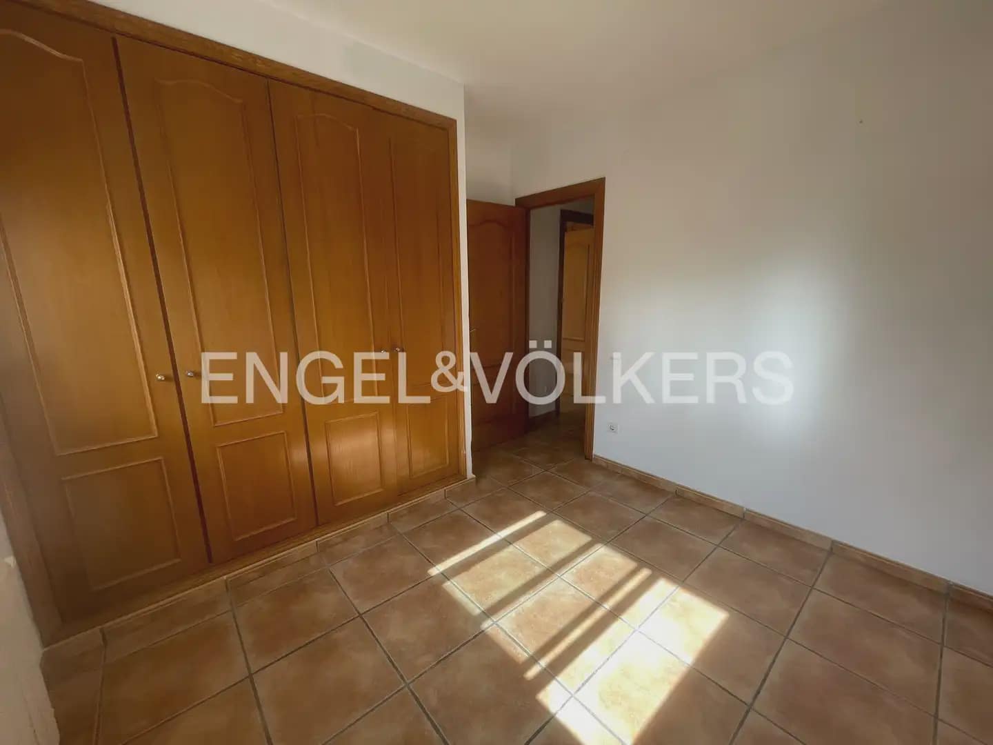3 Zimmer Reihenhaus zu vermieten in Moncada mit Pool Garage - 1.800 € (Ref: 10177415)