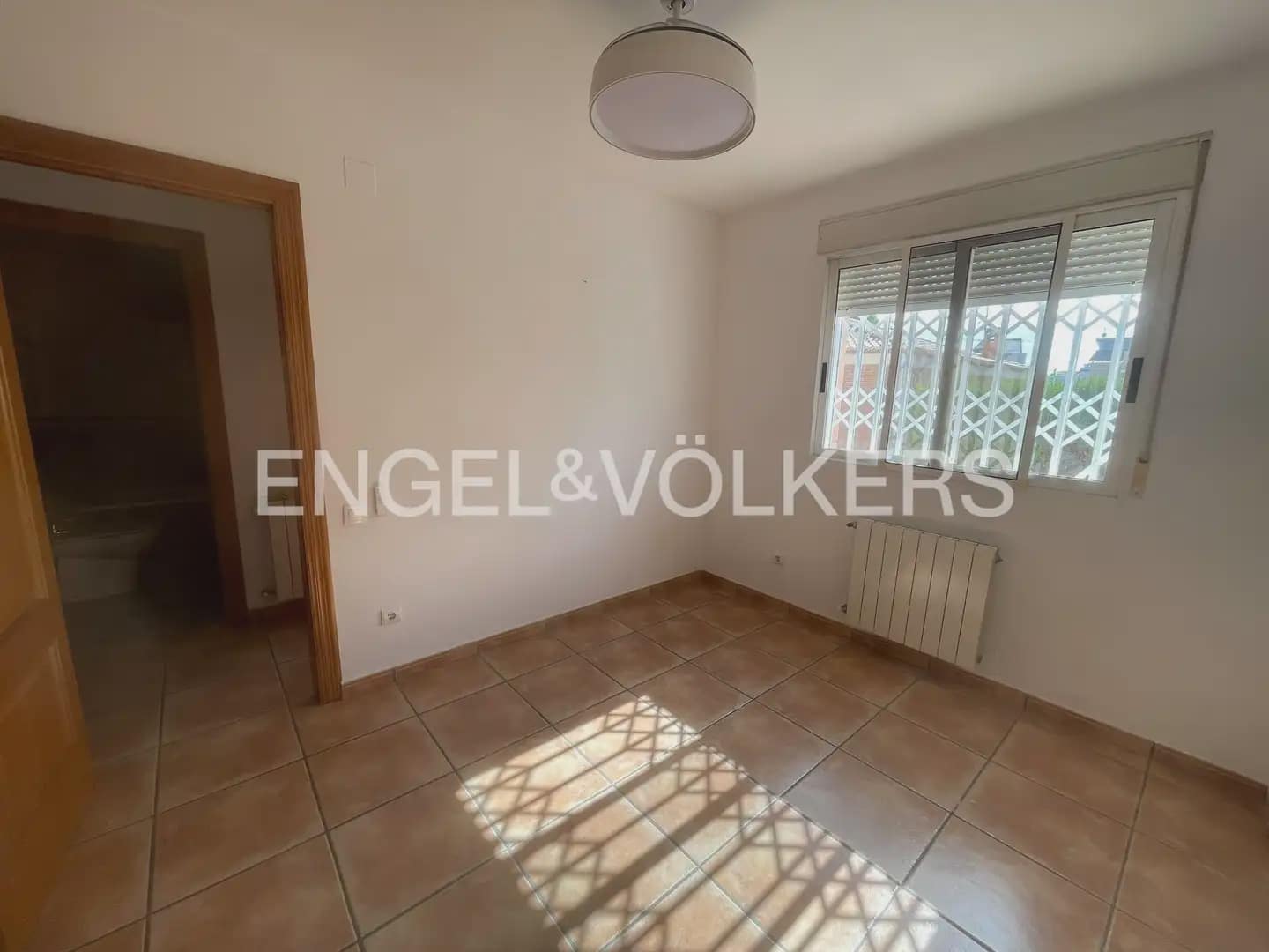 3 Zimmer Reihenhaus zu vermieten in Moncada mit Pool Garage - 1.800 € (Ref: 10177415)