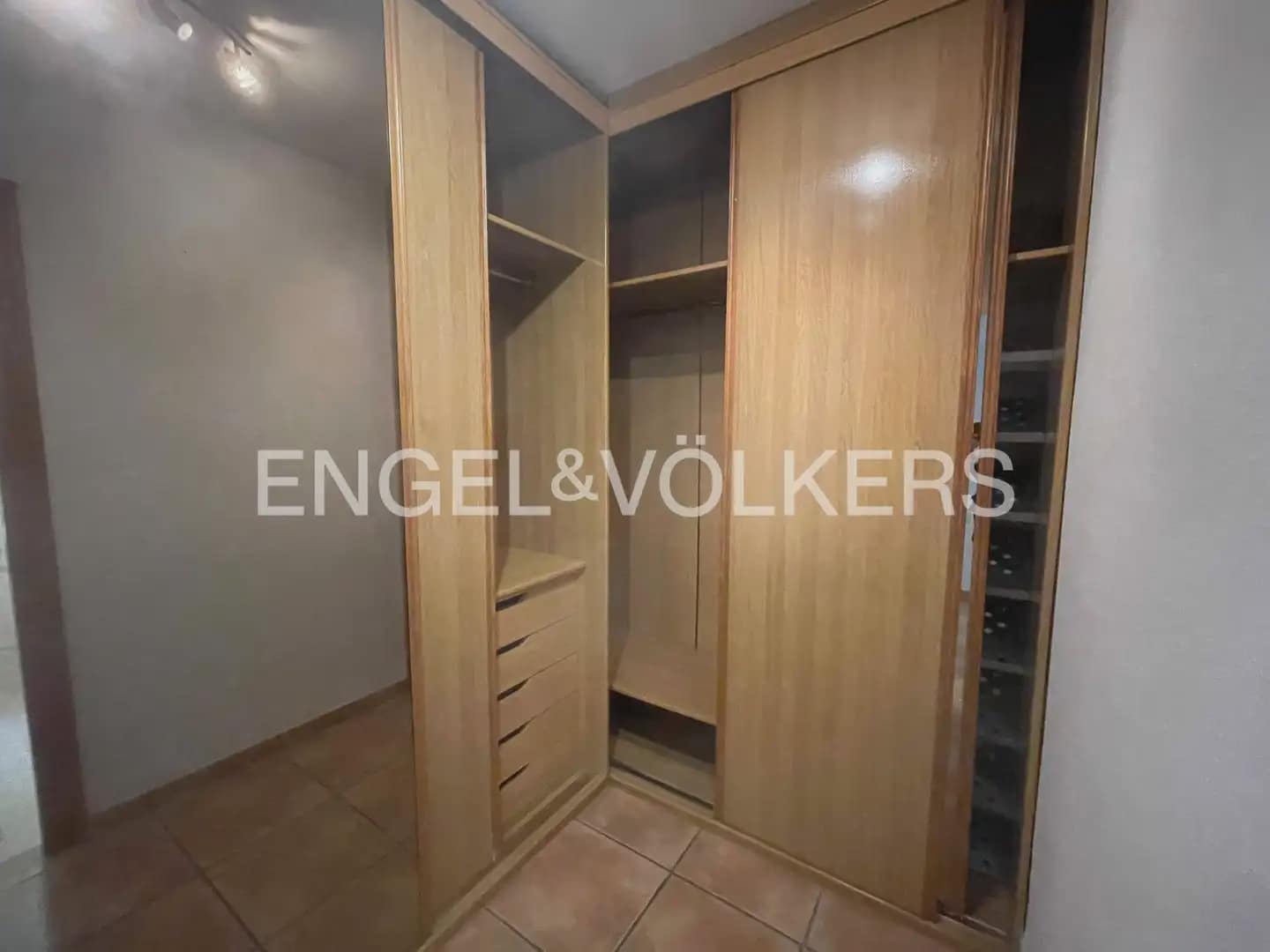 3 Zimmer Reihenhaus zu vermieten in Moncada mit Pool Garage - 1.800 € (Ref: 10177415)