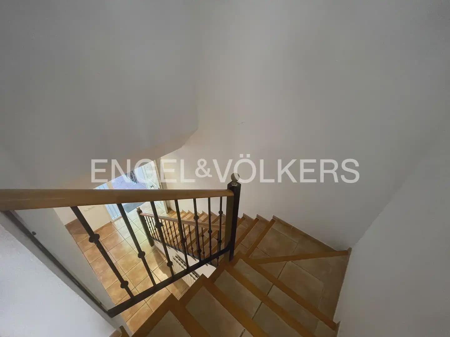 3 Zimmer Reihenhaus zu vermieten in Moncada mit Pool Garage - 1.800 € (Ref: 10177415)