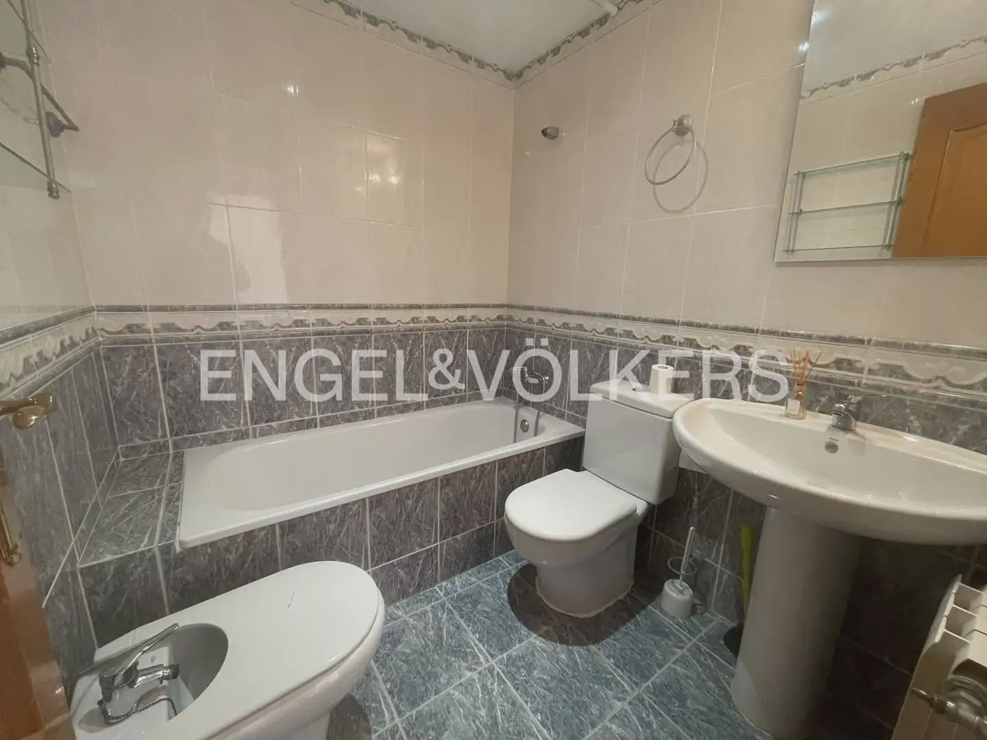 3 Zimmer Reihenhaus zu vermieten in Moncada mit Pool Garage - 1.800 € (Ref: 10177415)