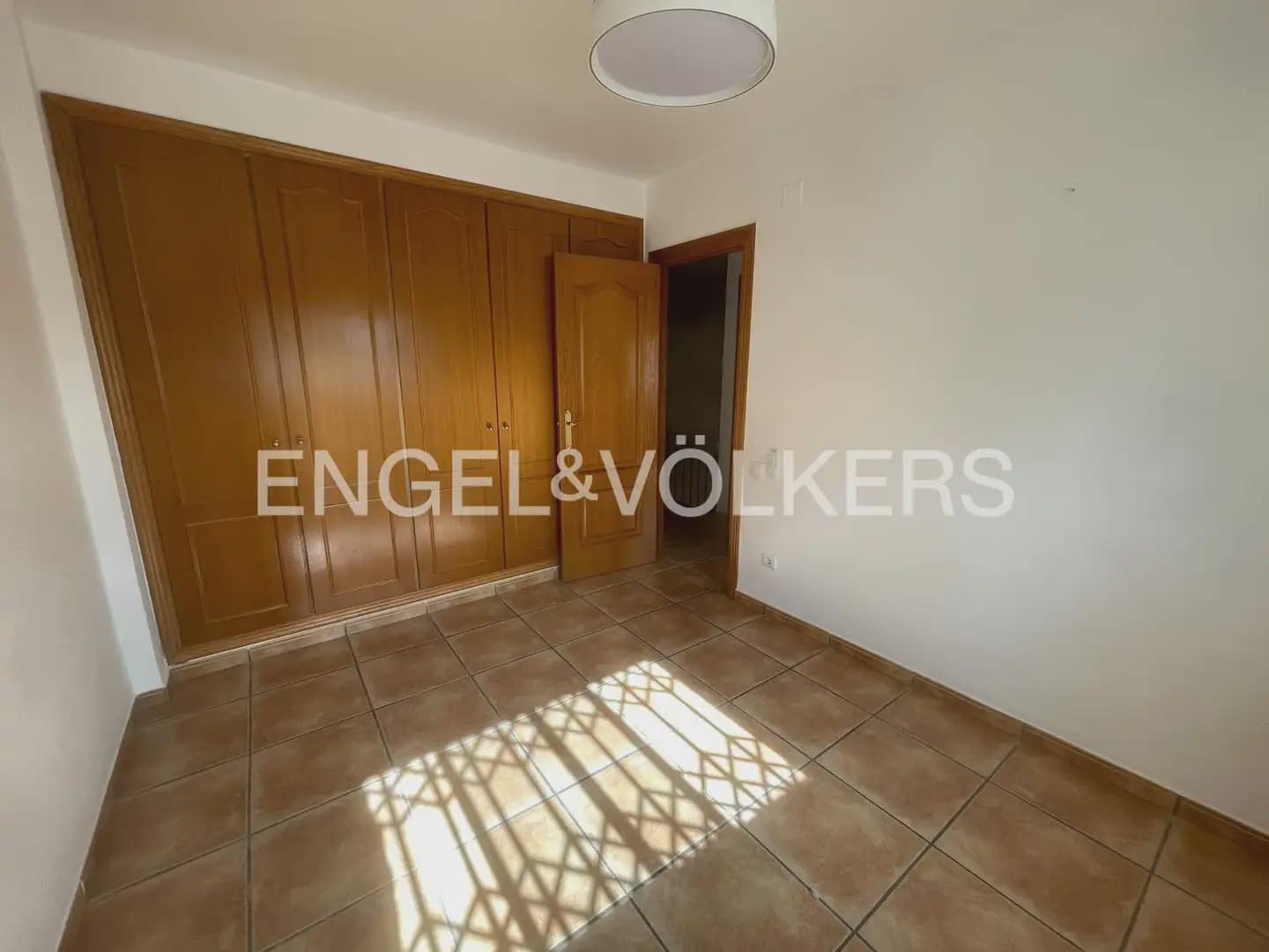 3 Zimmer Reihenhaus zu vermieten in Moncada mit Pool Garage - 1.800 € (Ref: 10177415)