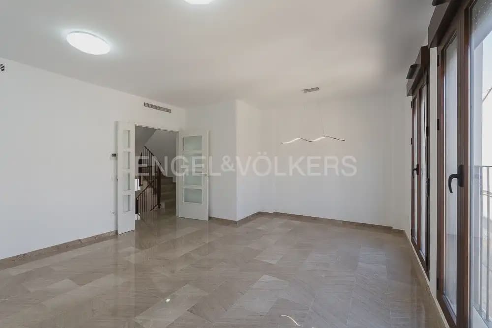 4 bedroom Townhouse for rent in Quart de Poblet with garage - € 1,980 (Ref: 10180850)