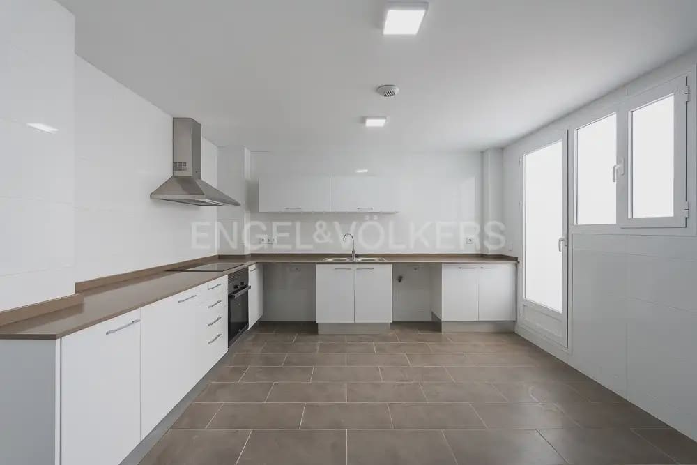4 bedroom Townhouse for rent in Quart de Poblet with garage - € 1,980 (Ref: 10180850)
