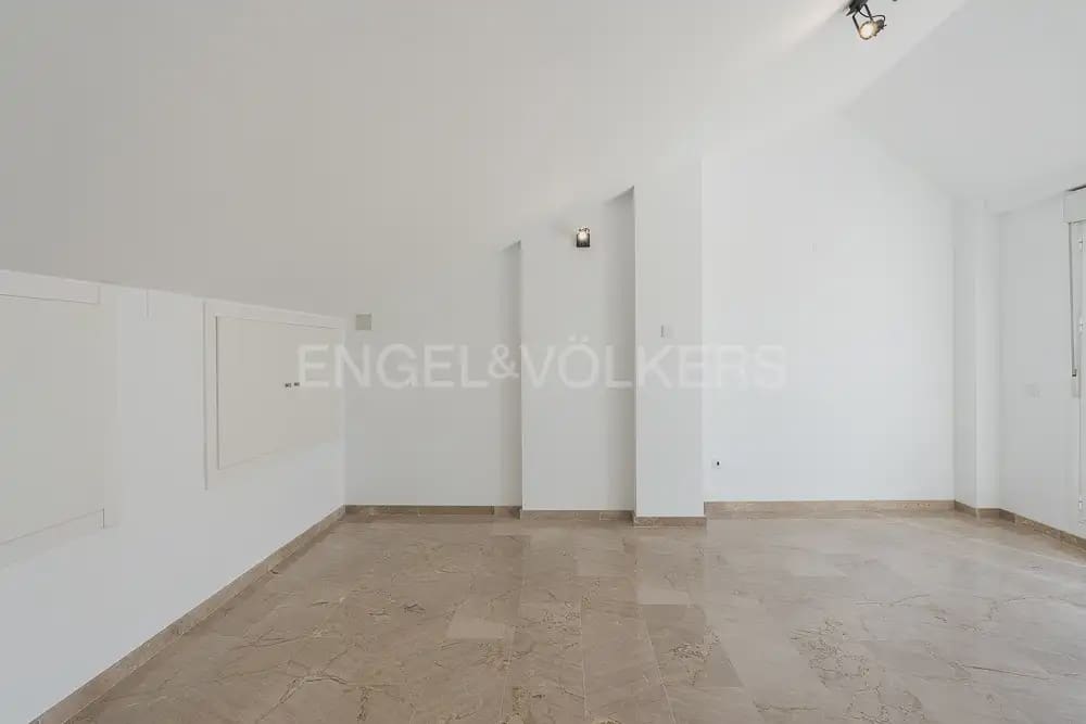 4 bedroom Townhouse for rent in Quart de Poblet with garage - € 1,980 (Ref: 10180850)