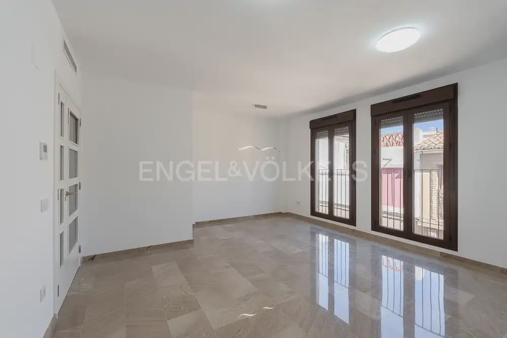 4 bedroom Townhouse for rent in Quart de Poblet with garage - € 1,980 (Ref: 10180850)