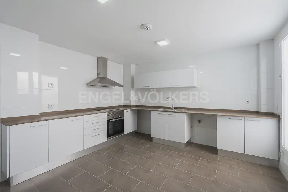 4 bedroom Townhouse for rent in Quart de Poblet with garage - € 1,980 (Ref: 10180850)