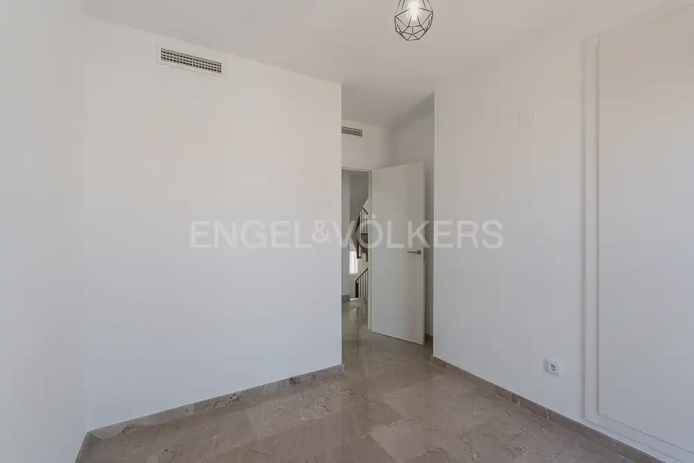4 bedroom Townhouse for rent in Quart de Poblet with garage - € 1,980 (Ref: 10180850)