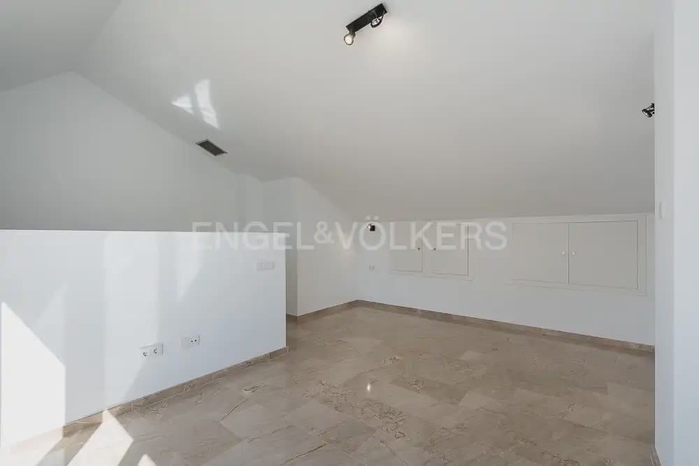4 bedroom Townhouse for rent in Quart de Poblet with garage - € 1,980 (Ref: 10180850)