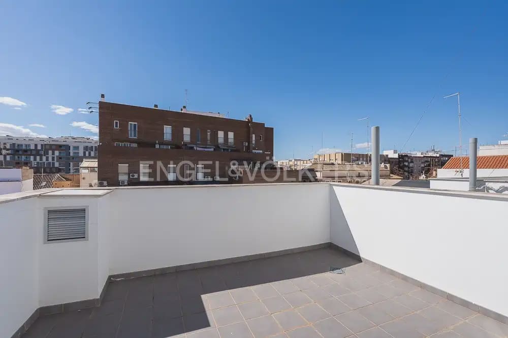 4 bedroom Townhouse for rent in Quart de Poblet with garage - € 1,980 (Ref: 10180850)