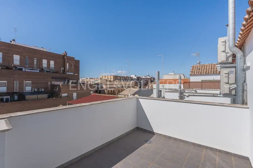 4 bedroom Townhouse for rent in Quart de Poblet with garage - € 1,980 (Ref: 10180850)