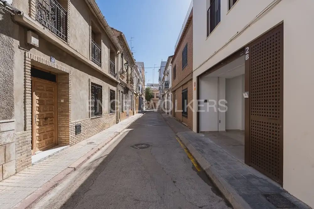4 bedroom Townhouse for rent in Quart de Poblet with garage - € 1,980 (Ref: 10180850)
