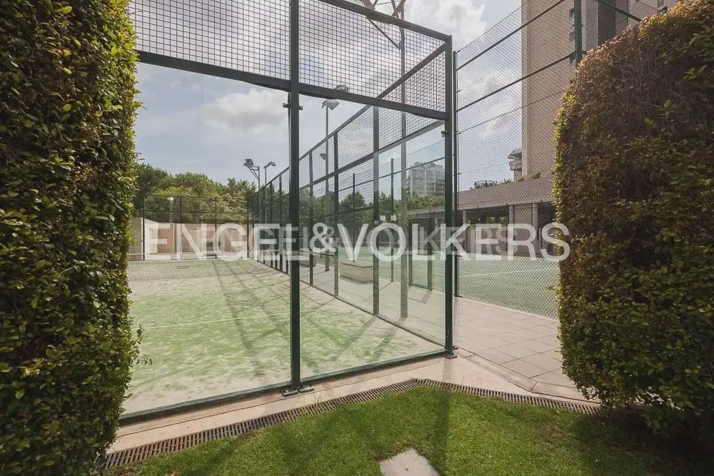 3 bedroom Flat for sale in Valencia city with pool garage - € 650,000 (Ref: 10181025)