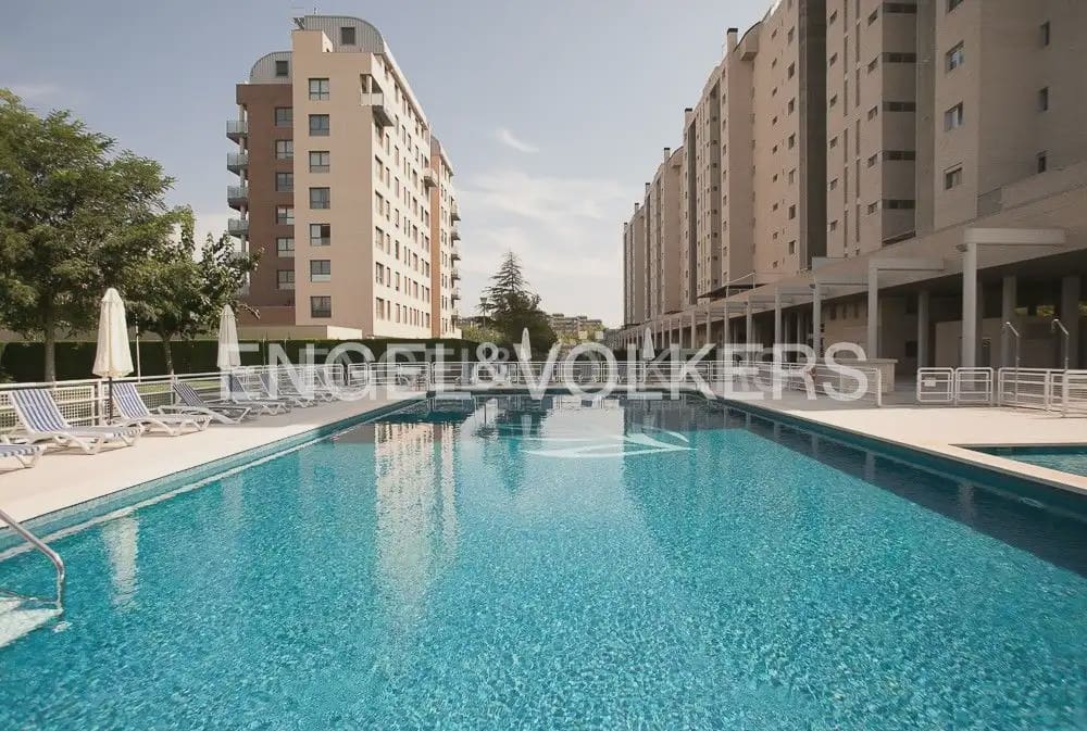 3 bedroom Flat for sale in Valencia city with pool garage - € 650,000 (Ref: 10181025)
