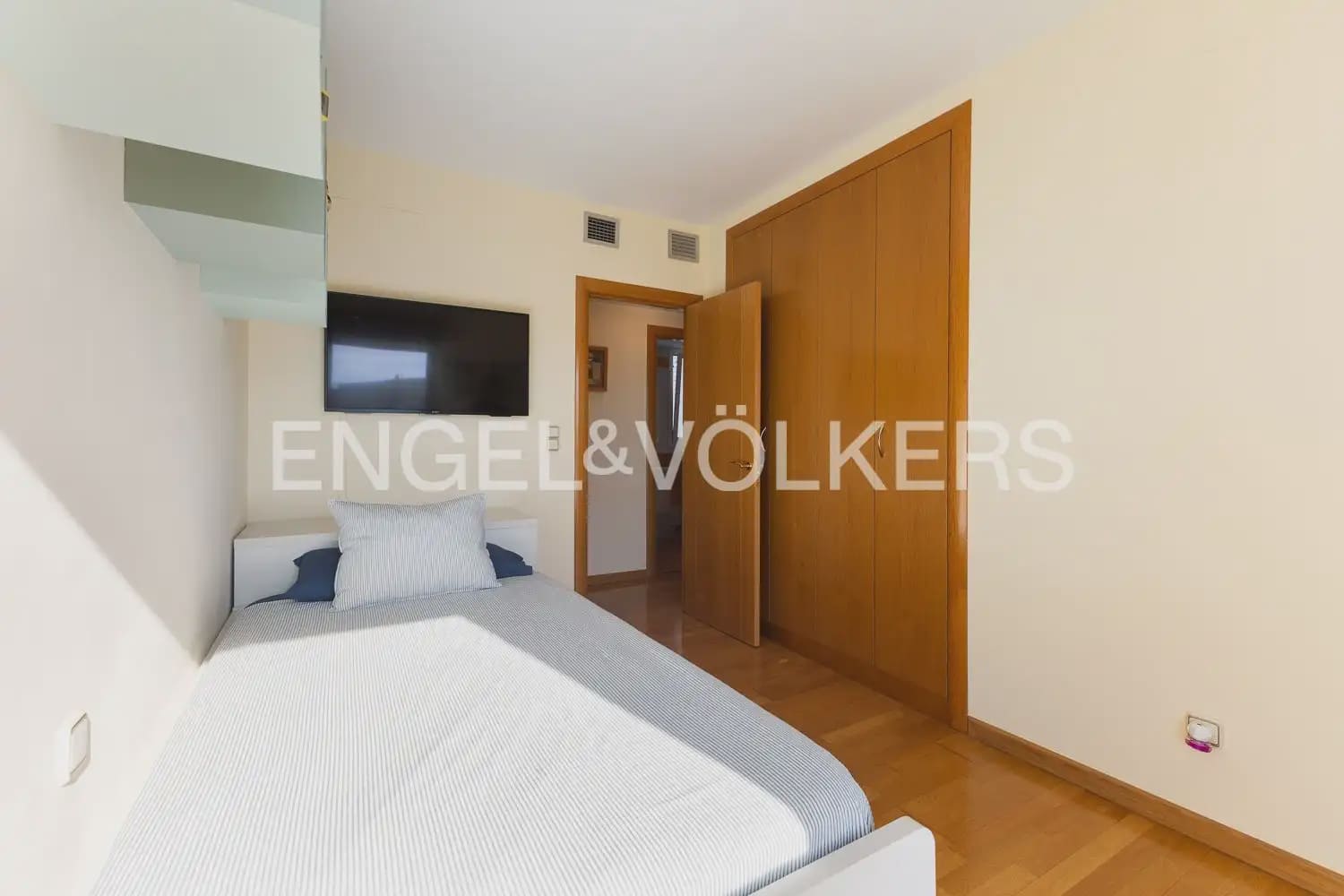 3 bedroom Flat for sale in Valencia city with pool garage - € 650,000 (Ref: 10181025)