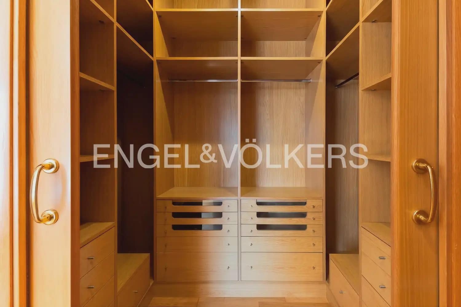 3 bedroom Flat for sale in Valencia city with pool garage - € 650,000 (Ref: 10181025)