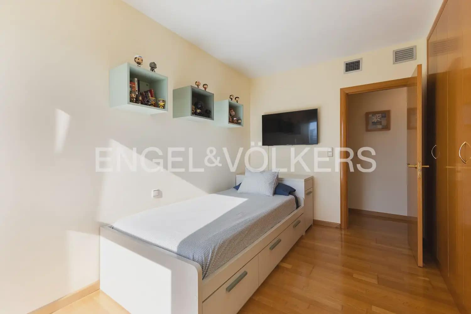 3 bedroom Flat for sale in Valencia city with pool garage - € 650,000 (Ref: 10181025)