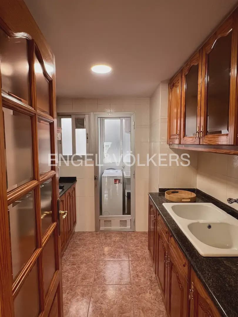 2 soverom Leilighet til leie i Moncada med garasje - € 1 350 (Ref: 10182178)