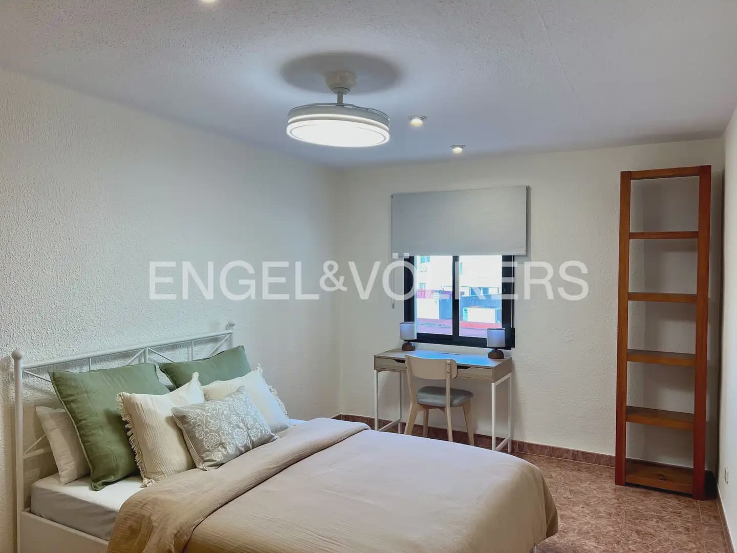 2 soverom Leilighet til leie i Moncada med garasje - € 1 350 (Ref: 10182178)