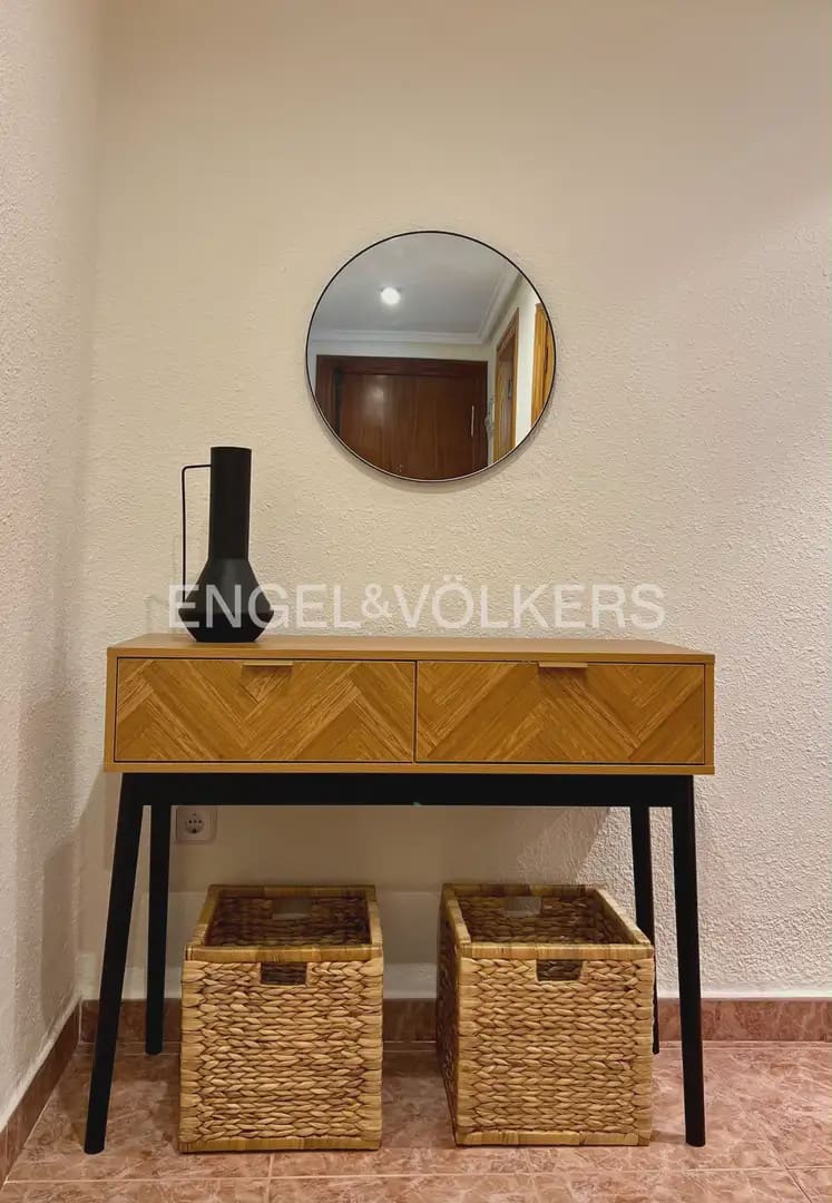 2 soverom Leilighet til leie i Moncada med garasje - € 1 350 (Ref: 10182178)
