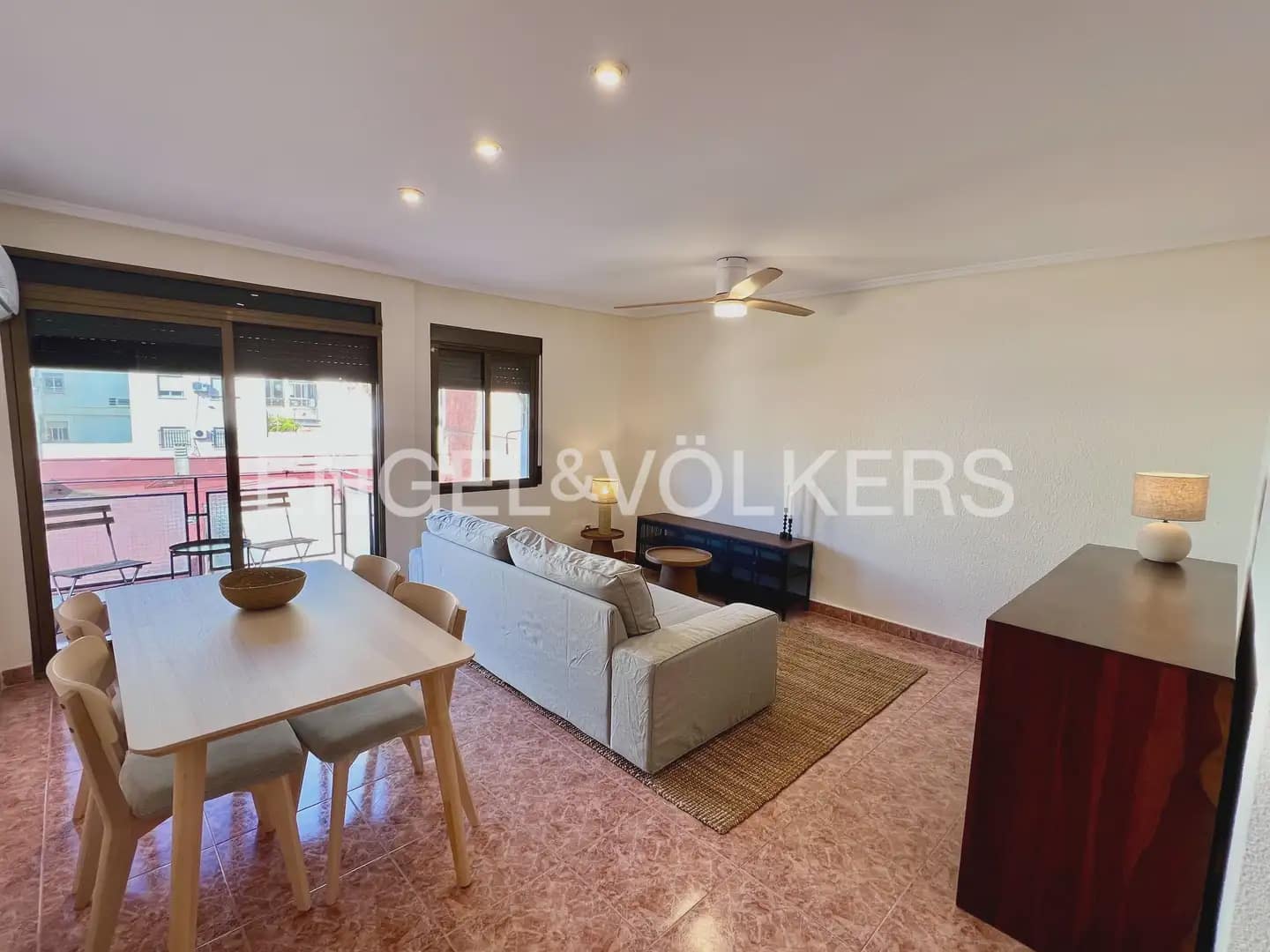 2 soverom Leilighet til leie i Moncada med garasje - € 1 350 (Ref: 10182178)