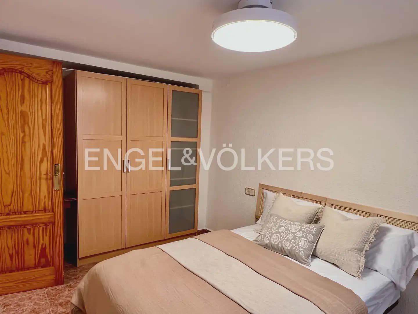 2 soverom Leilighet til leie i Moncada med garasje - € 1 350 (Ref: 10182178)