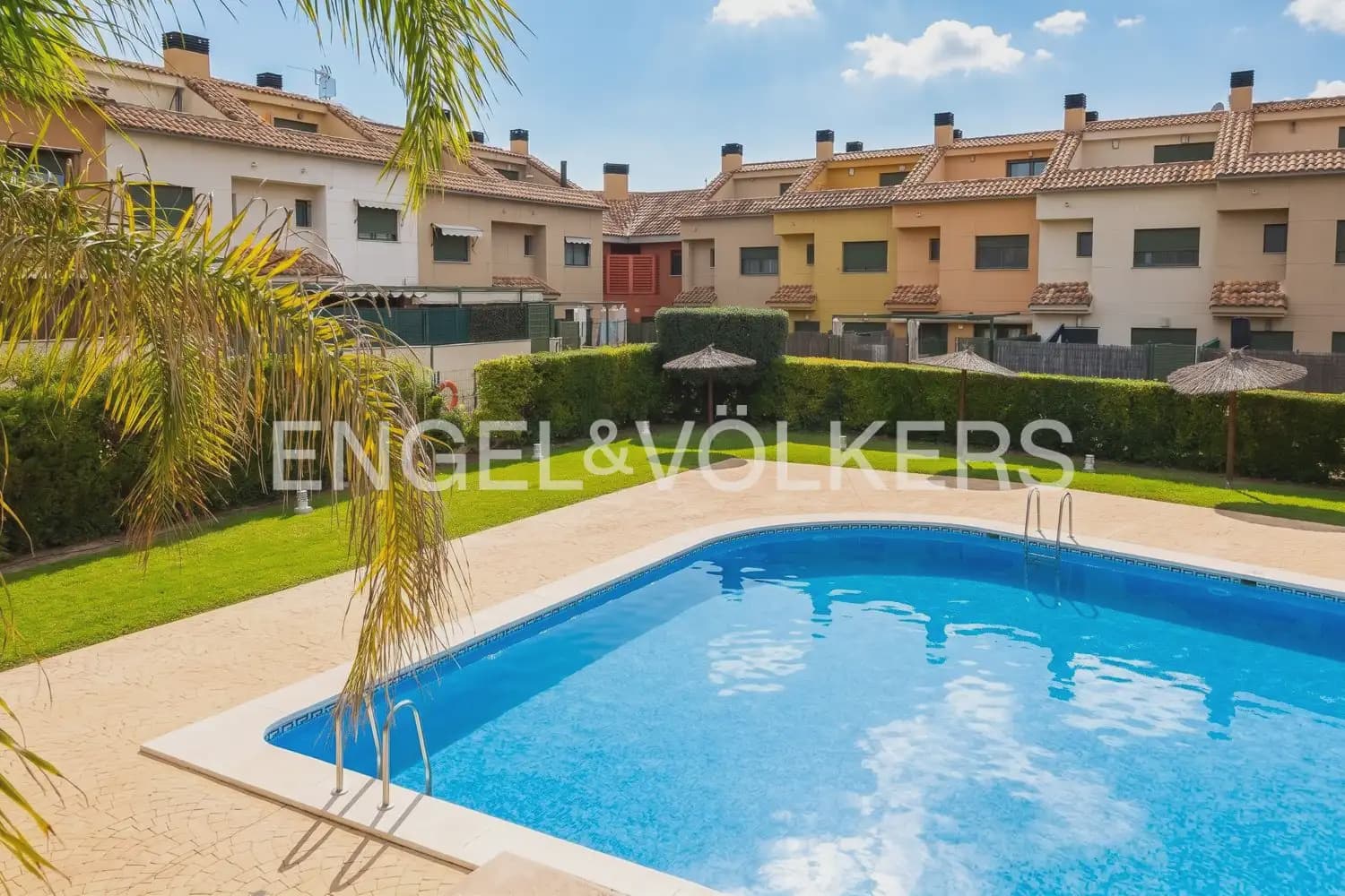 3 Zimmer Reihenhaus zu vermieten in Betera mit Pool Garage - 2.200 € (Ref: 10185201)